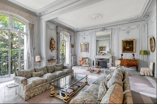 Paris 16th District -  An elegant 2/3 bed apartment