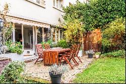 Neuilly-sur-Seine  -  A 2/3 bed apartment with a garden