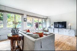 Neuilly-sur-Seine  -  A 2/3 bed apartment with a garden