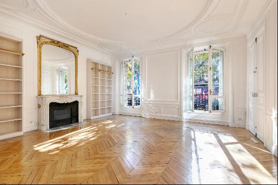 Paris 6th District - An elegant 4-bed apartment