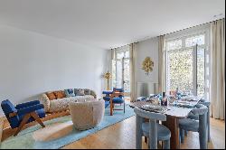 Paris 8th District – A renovated 4-bed apartment