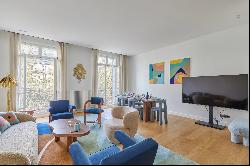 Paris 8th District – A renovated 4-bed apartment