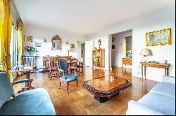 Paris 16th District –  A bright 2/3 bed apartment