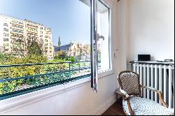 Paris 16th District –  A bright 2/3 bed apartment