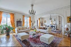 Paris 16th District - An elegant 4-bed apartment