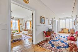 Paris 16th District - An elegant 4-bed apartment