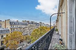 Paris 16th District - An elegant 4-bed apartment