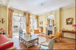 Paris 17th District – An elegant 4-bed apartment