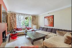 Paris 16th District -  A 5-bed private mansion with a garden