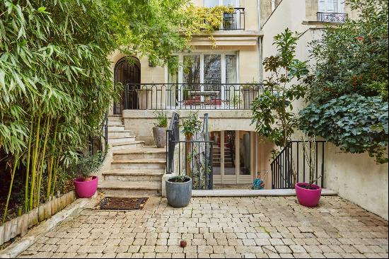 Paris 16th District -  A 5-bed private mansion with a garden