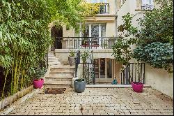 Paris 16th District -  A 5-bed private mansion with a garden