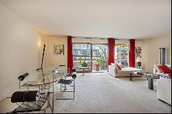 Neuilly-sur-Seine  -  A 4-bed family apartment