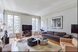 Paris 8th District - A spacious 3-bed apartment