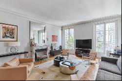 Paris 8th District - A spacious 3-bed apartment