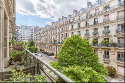 Paris 8th District - A spacious 3-bed apartment