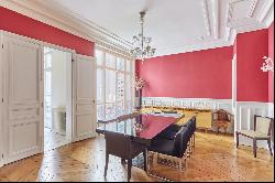 Paris 8th District - A spacious 3-bed apartment