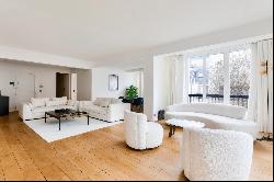 Paris 8th District – A 3-bed apartment with a terrace in a prestigious location