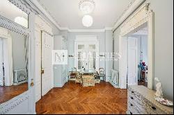 Center of Bordeaux - Prestigious apartment with elevator and parking