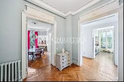 Center of Bordeaux - Prestigious apartment with elevator and parking