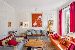 Center of Bordeaux - Prestigious apartment with elevator and parking