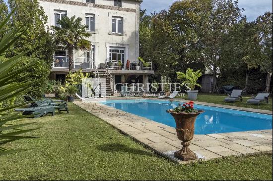 Exceptional mansion of 464 sqm in La Rochelle