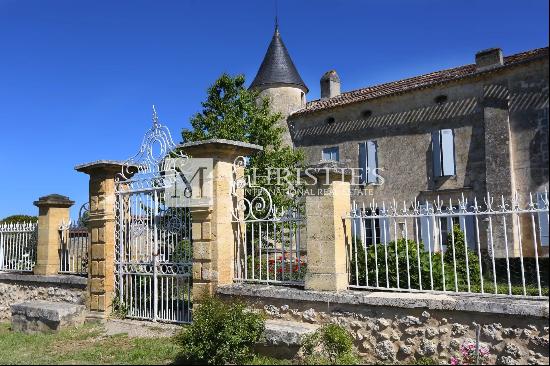 Beautiful historical Bordeaux vineyard estate of approx. 35 ha