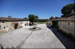 Beautiful historical Bordeaux vineyard estate of approx. 35 ha