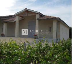 AOC Moulis vineyard estate of 16 ha in one single block with a stone house to renovate