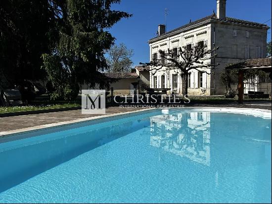 Bordeaux family vineyard estate for sale with a spacious vineyard, charming residence, gî