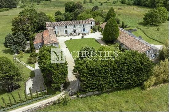 Elegant restored 14th century Logis 10 km from the sea