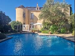 An absolutely spectacular 16th Century chateau nestled near Bordeaux