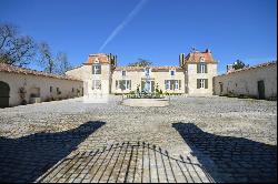 Sumptuous Chartreuse estate with vineyard near Saint-Emilion