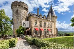 Stunning moated château and domaine in Dordogne