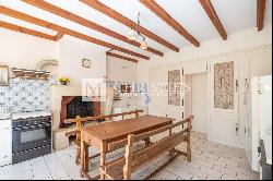 Wonderful 17th century property with outbuildings in Angliers