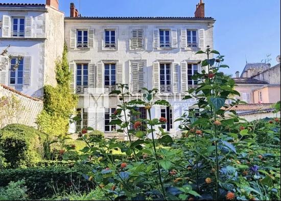 Private mansion with magnificent garden in the heart of La Rochelle