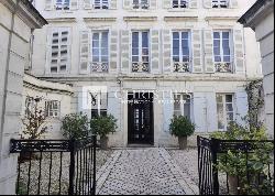 Private mansion with magnificent garden in the heart of La Rochelle