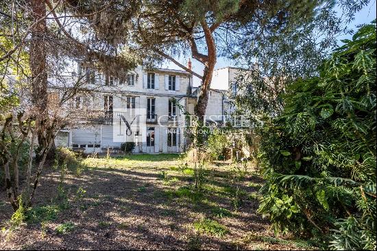 Barrière du Médoc - 420m² town house with garden and double parking space