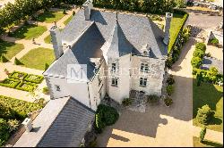 Magnificent Loire valley manor with stunning park and vineyard