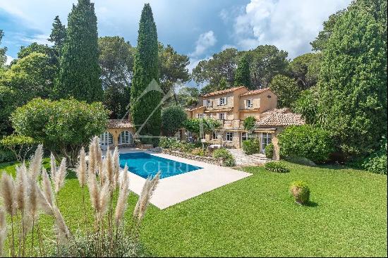 Provençal residence nestled in the heart of a private estate - Antibes