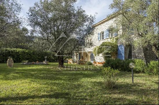 Close to Saint-Paul-de-Vence - Charming property in a green setting