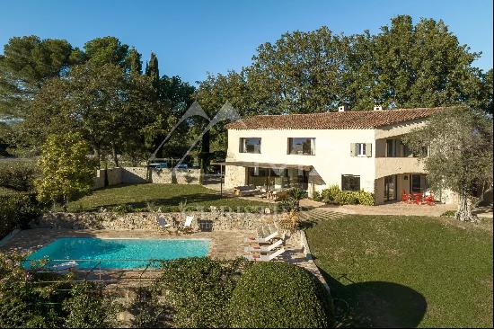 Close to Mougins Village - Gated domain in Castellaras - 5 bedrooms and private pool