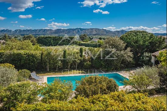 Provencal house with views in Saint-Remy-de-Provence