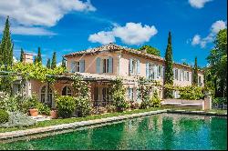 Luxurious property with landscaped garden close to Saint Rémy de Provence