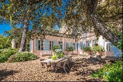 Luxurious property with landscaped garden close to Saint Rémy de Provence