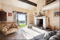 Elegant bastide overlooking the Cannes countryside