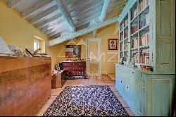 Near Aix-en-Provence, charming property with swimming pool and tennis