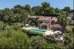 Close to Saint-Paul-de-Vence - Family property in private domain