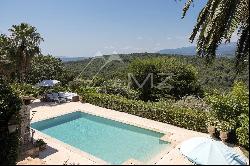 Close to Saint-Paul-de-Vence - Family property in private domain