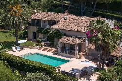 Close to Saint-Paul-de-Vence - Family property in private domain