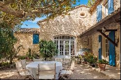 Charming and typical farmhouse in Provence